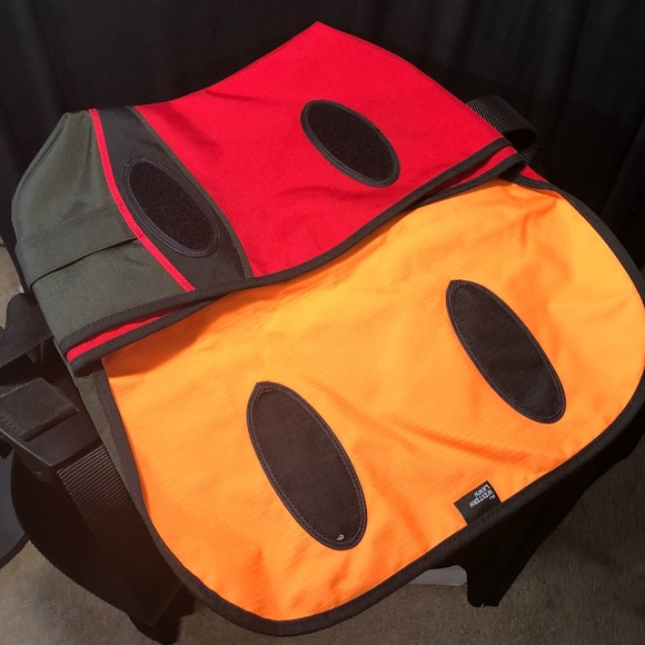 Red/Black Crumpler Western Lawn Messenger Bag - Picture 4 of 5